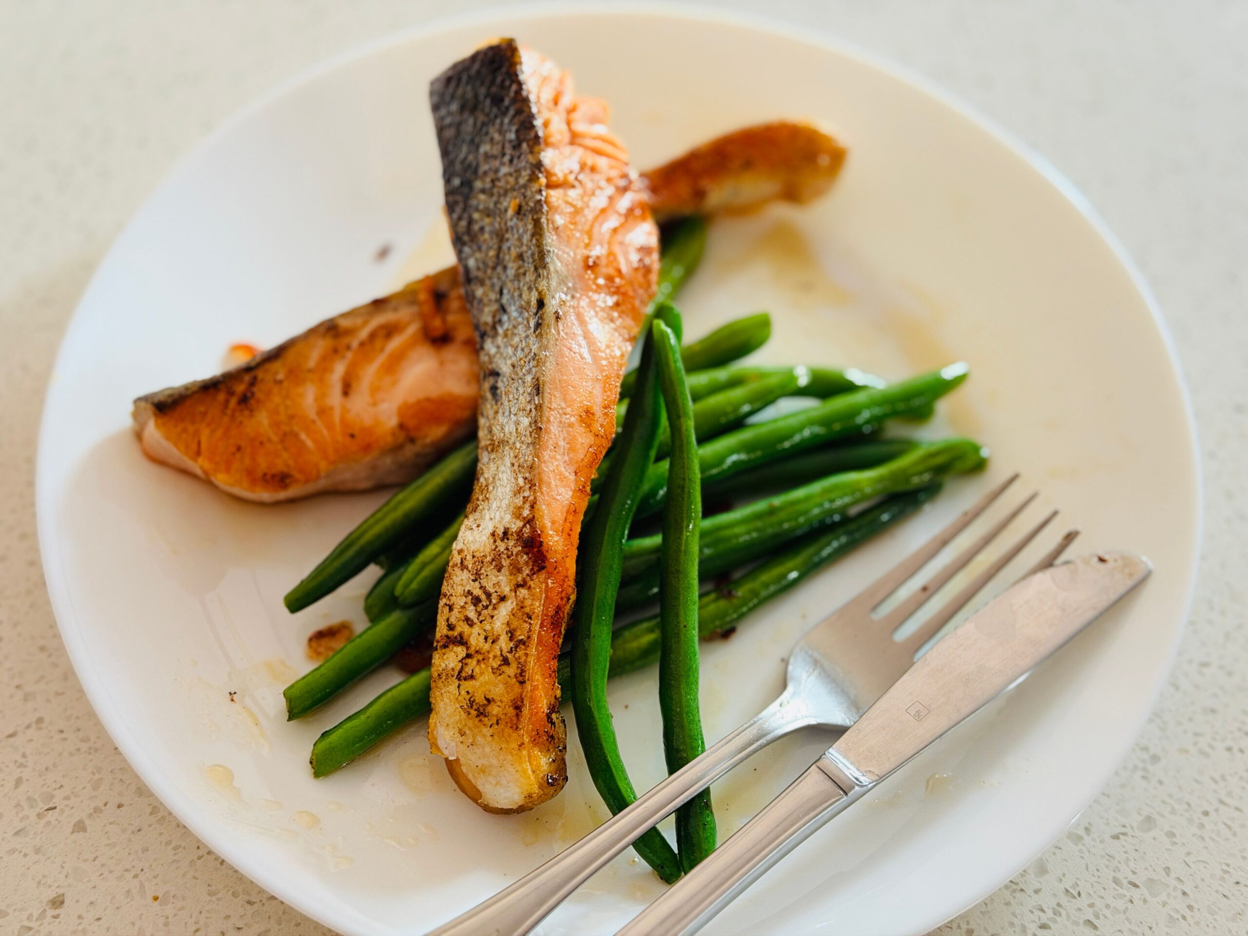 Grilled salmon with vegetables, a high-protein meal to support muscle during weight loss
